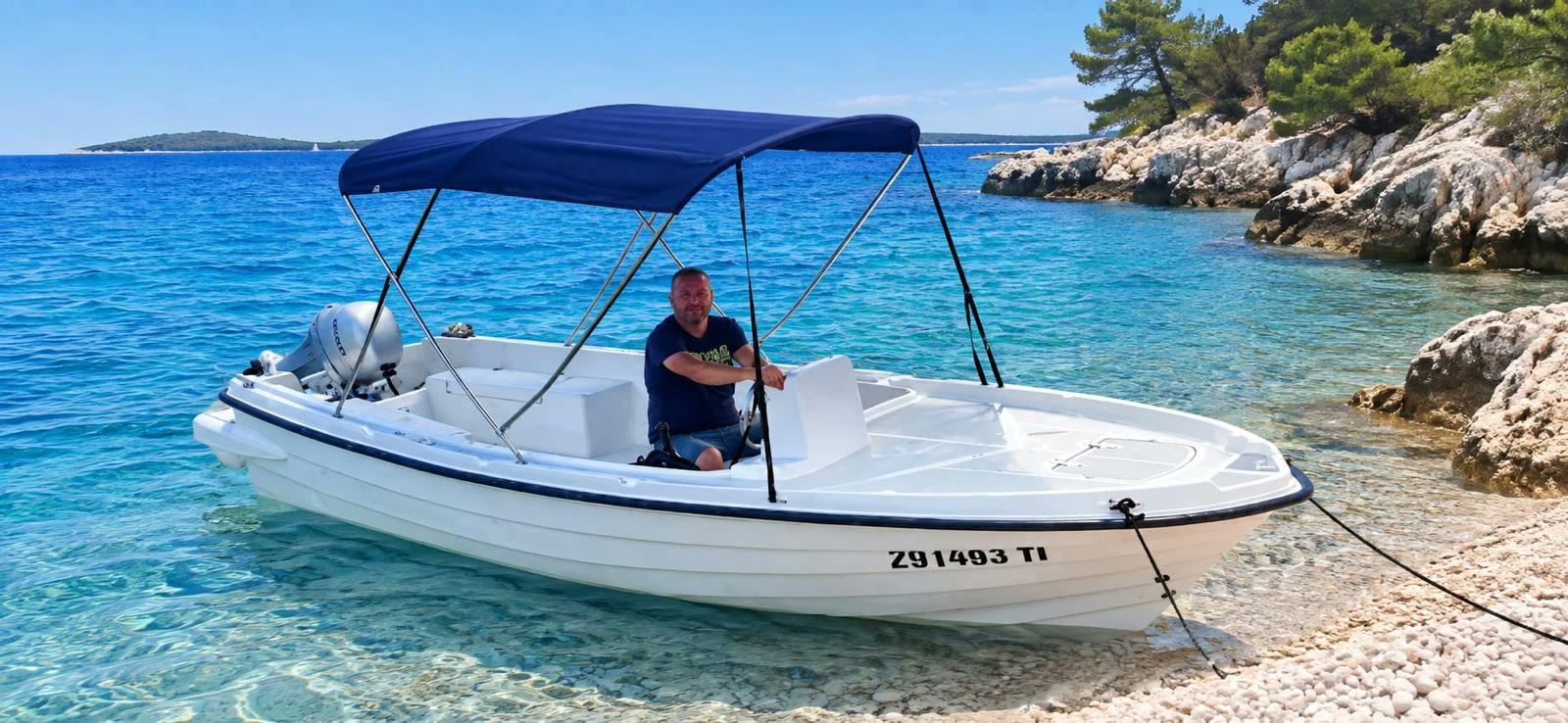 Nautica 500 compact cruiser near Tisno
