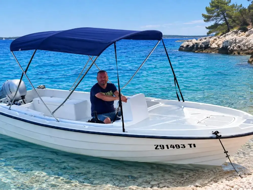 Nautica 500 compact cruiser near Tisno